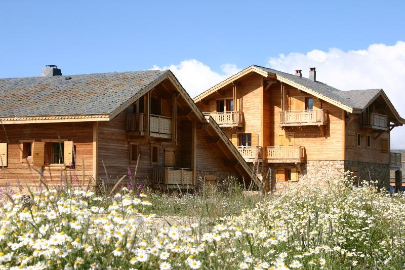 Madame Vacances Les Chalets De L'Altiport Alpe d'Huez Eksteriør billede