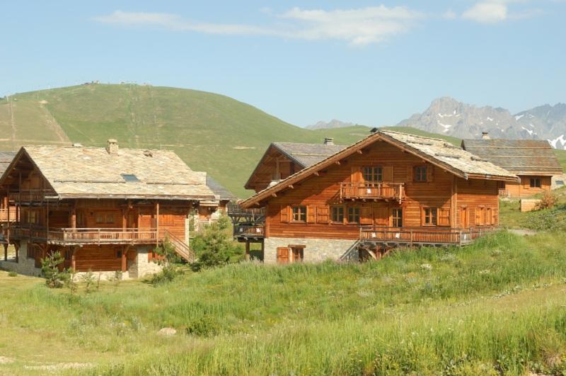 Madame Vacances Les Chalets De L'Altiport Alpe d'Huez Eksteriør billede